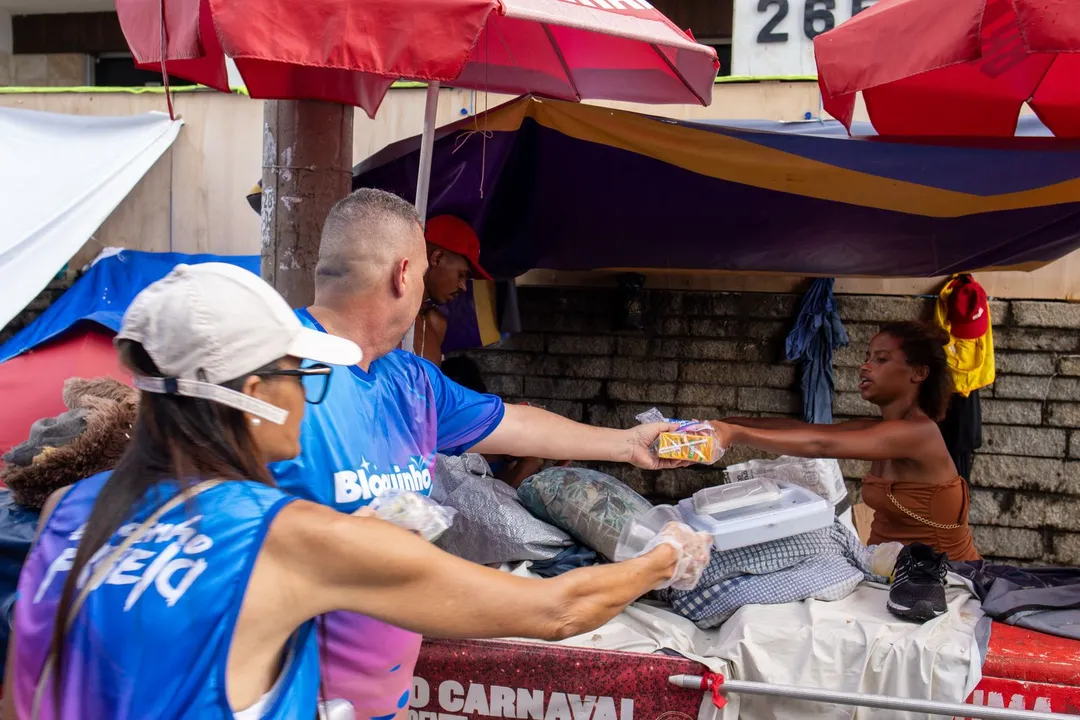 Vereador distribui 2 mil kits de café da manhã a ambulantes