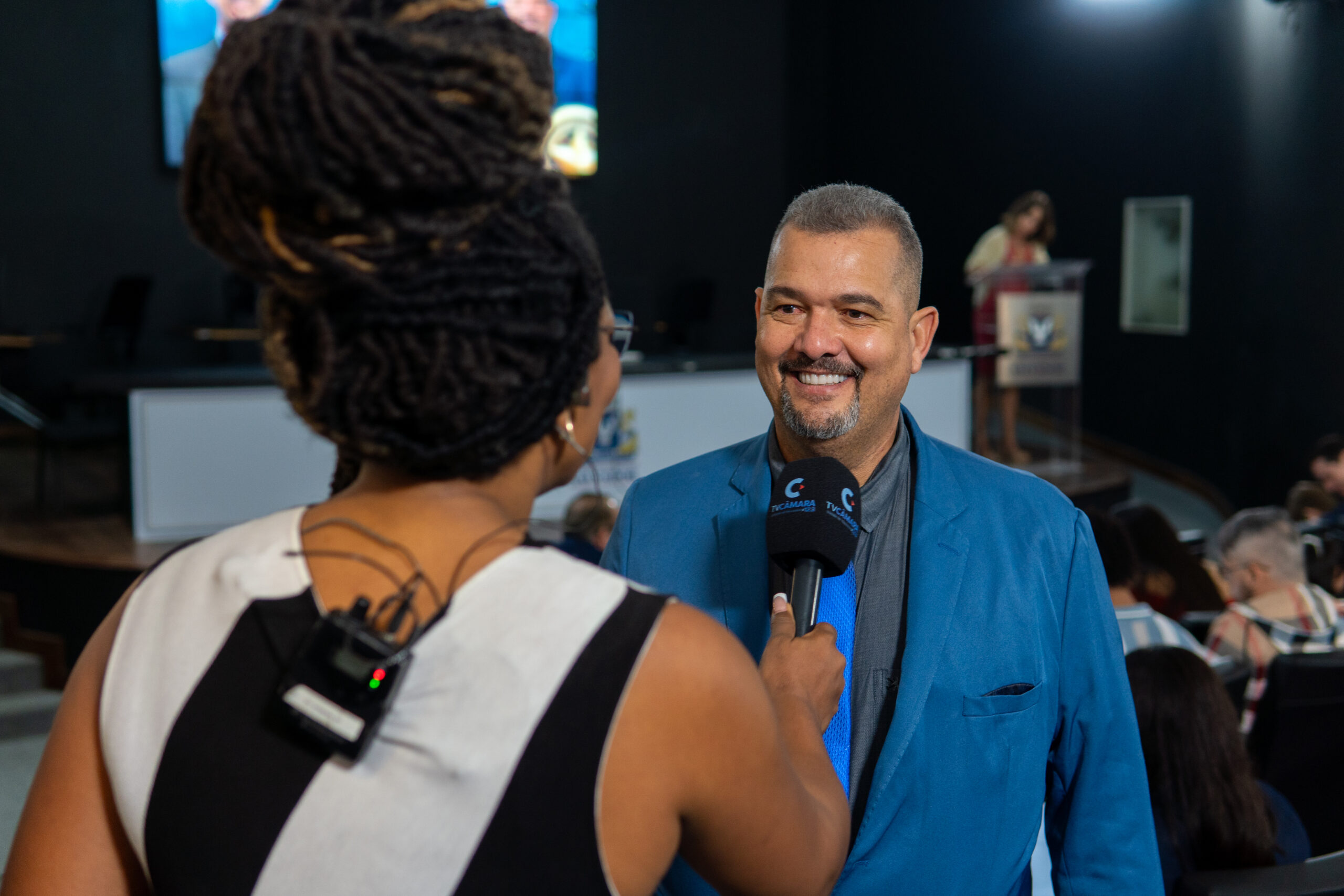 Gordinho da favela apresenta projeto para mudança sonora de alarmes em escolas