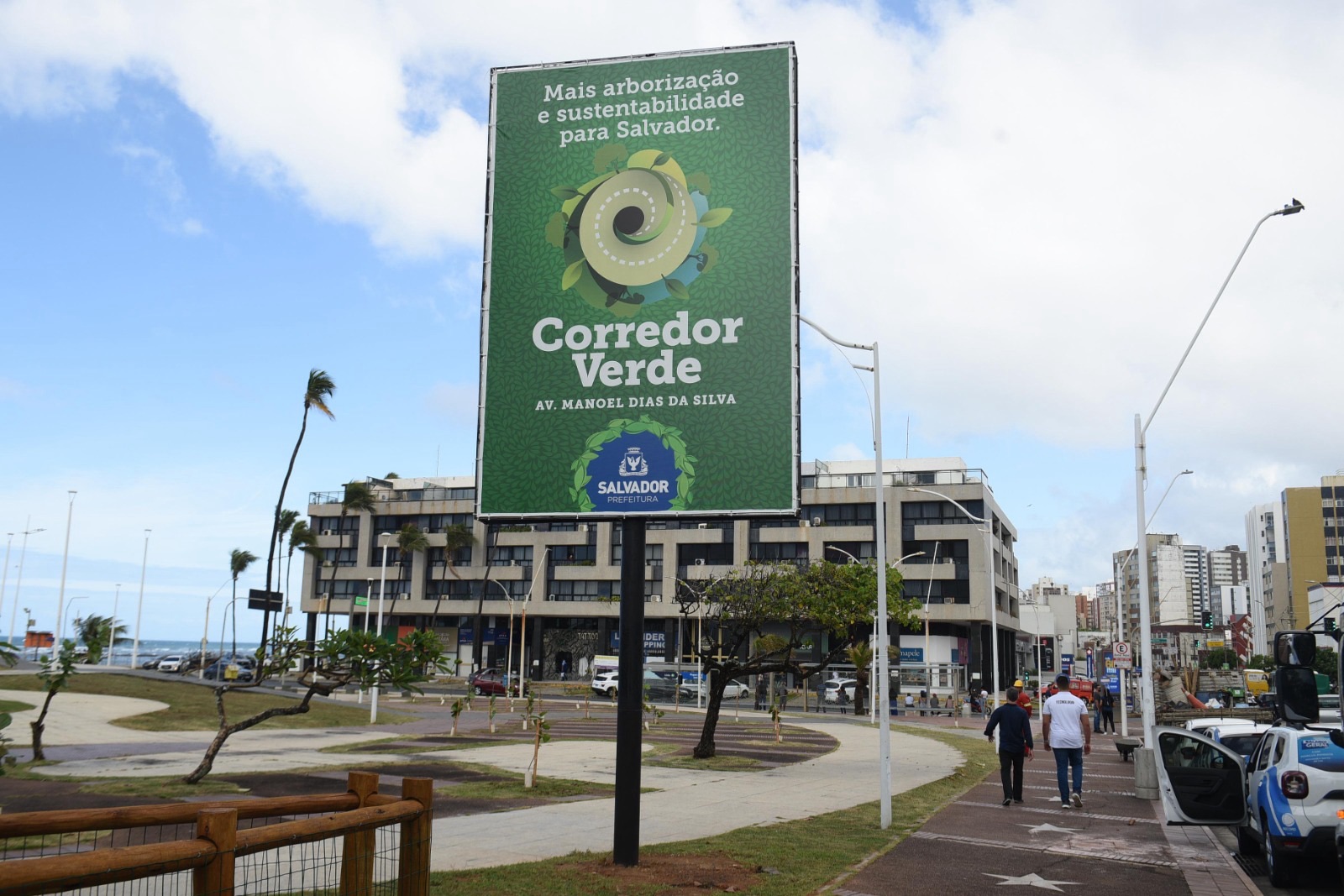 Corredor Verde: Prefeitura inicia novo programa de arborização em Salvador com plantio de 115 árvores na Av. Manoel Dias
