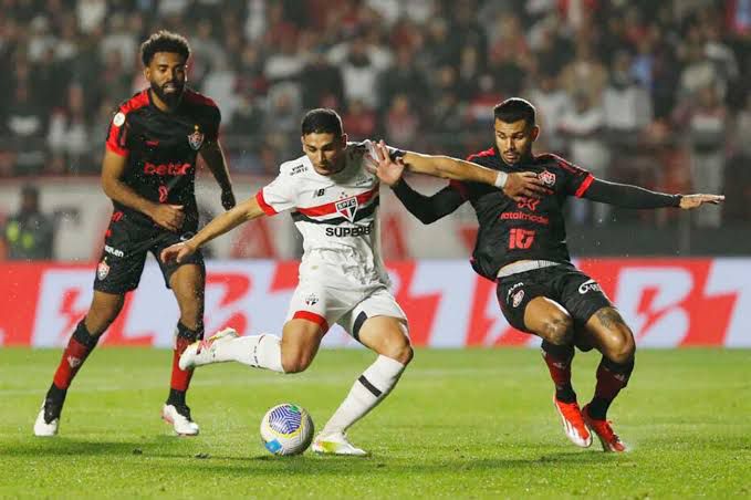 Vitória e São Paulo se enfrentam com invencibilidades em jogo de peso pelo Brasileirão