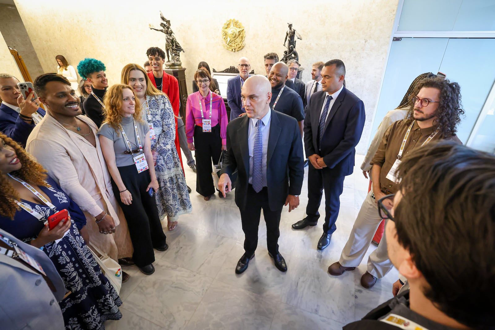 O que não pode no mundo real, não pode no mundo virtual”: Moraes dispara recado afiado a influenciadores no STF