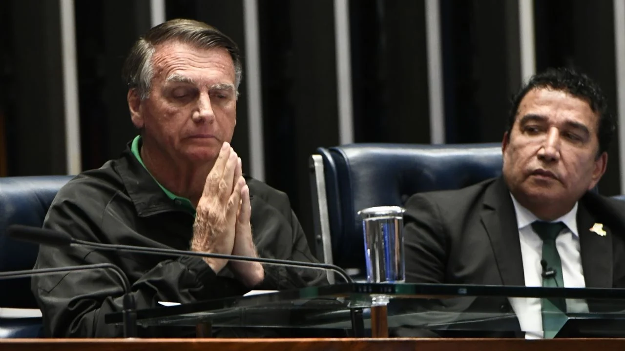 Decisão de Moraes coloca Bolsonaro sob risco de prisão imediata