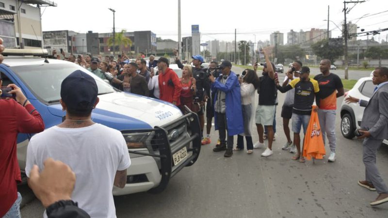 Homem que atropelou corredor deixa delegacia sob gritos de “justiça” após audiência de custódia