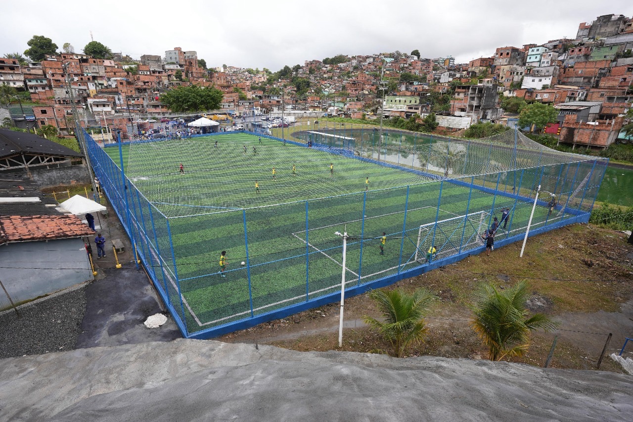 Prefeitura entrega campo de grama sintética e geomanta na Rua da Barragem, em Sete de Abril