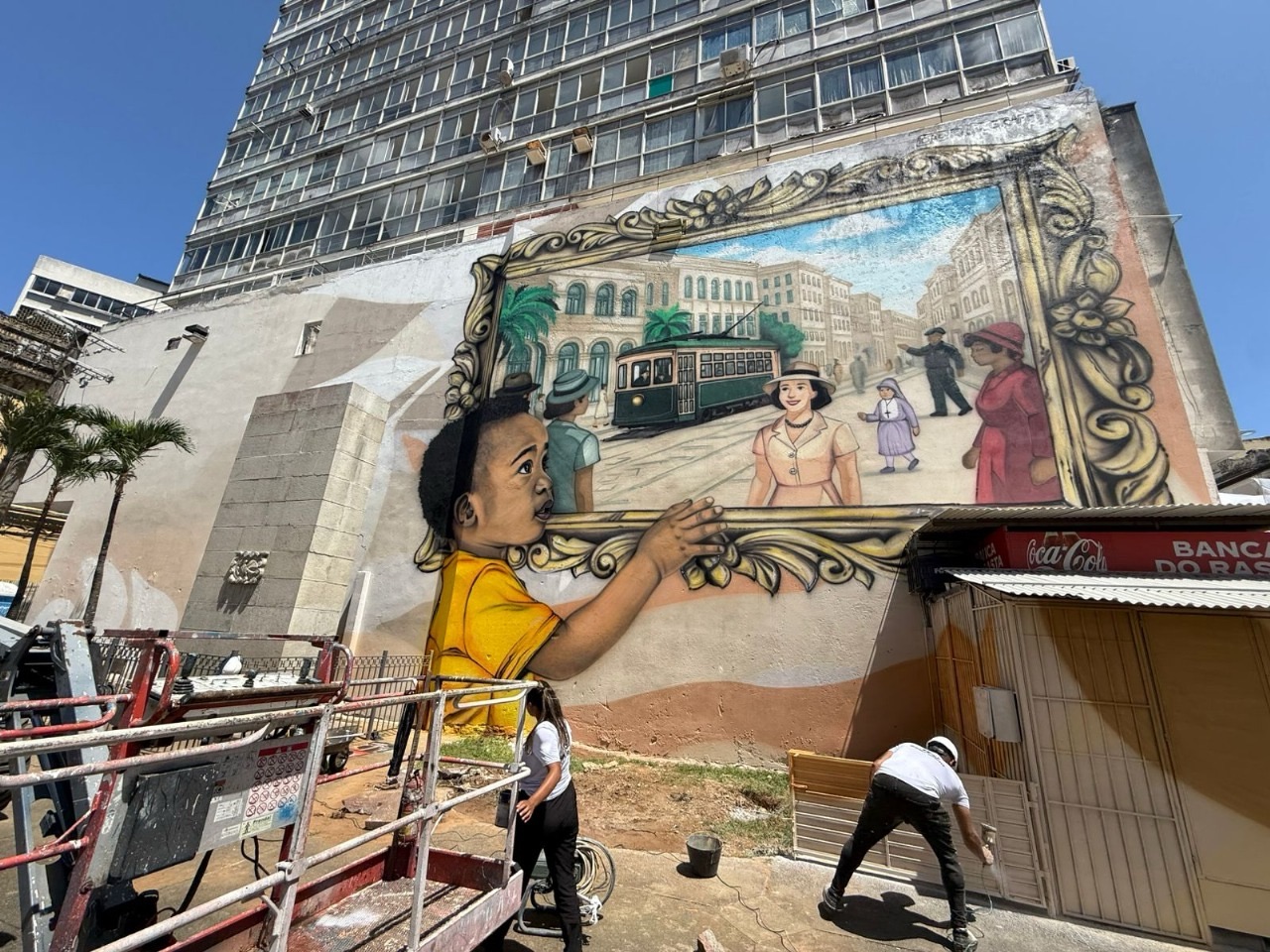 Rua Chile recebe intervenção artística com personagens icônicos do imaginário de Salvador