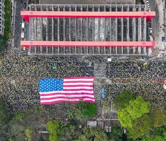 Ato em 7 de Setembro levanta bandeira dos EUA e gera críticas sobre submissão simbólica