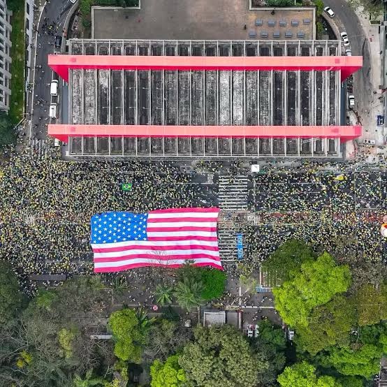 Ato em 7 de Setembro levanta bandeira dos EUA e gera críticas sobre submissão simbólica