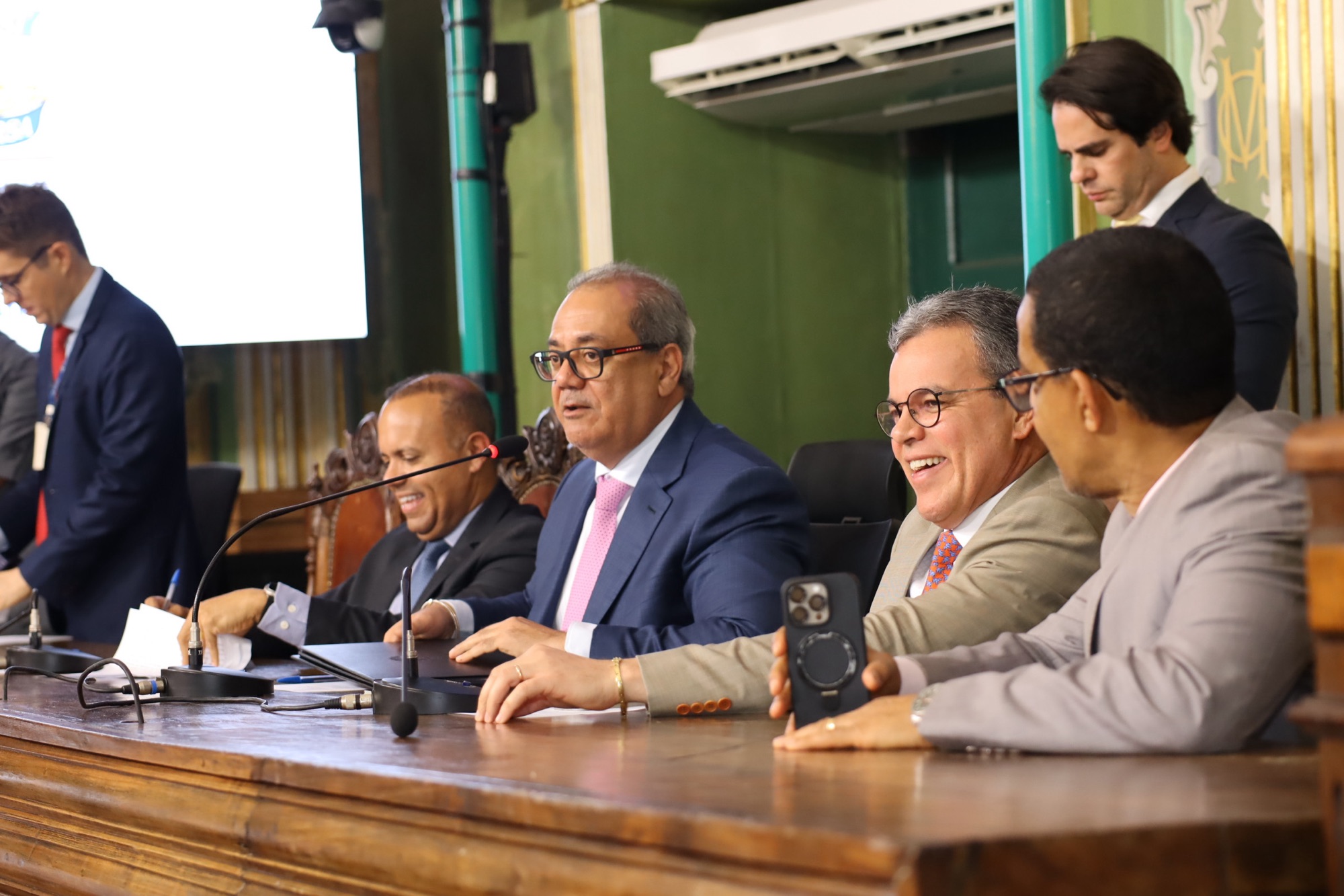 Presidente da Câmara critica ausência do Secretário de Educação em sessão com professores